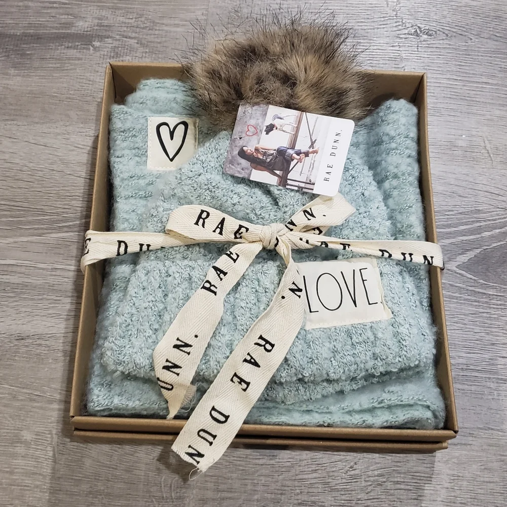 Rae Dunn LOVE Hat & Scarf Boxed Set - Picture 1 of 2